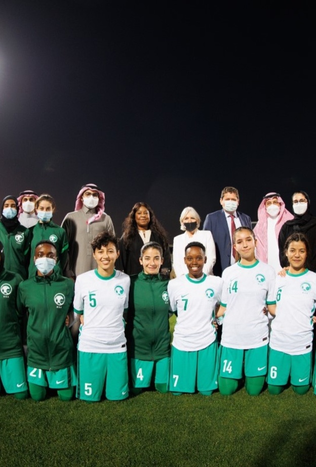 بالصور: وزيرة الرياضة البريطانية تتواجد في تدريبات أخضر السيدات الأول لكرة القدم بحضور "أضواء العريفي"