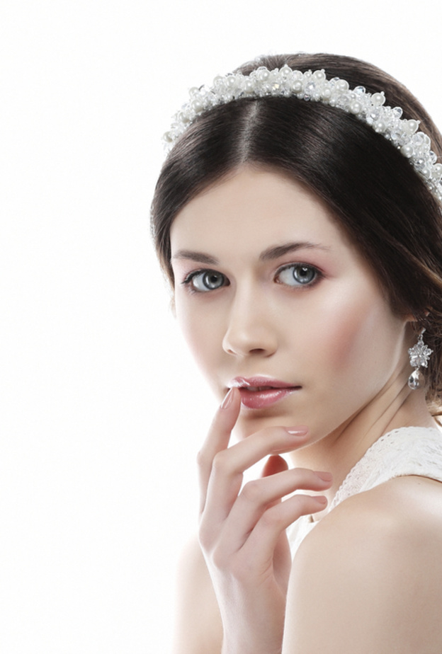 يجب أن يتلاءم التاج مع الفستان وباقي الاكسسوارات