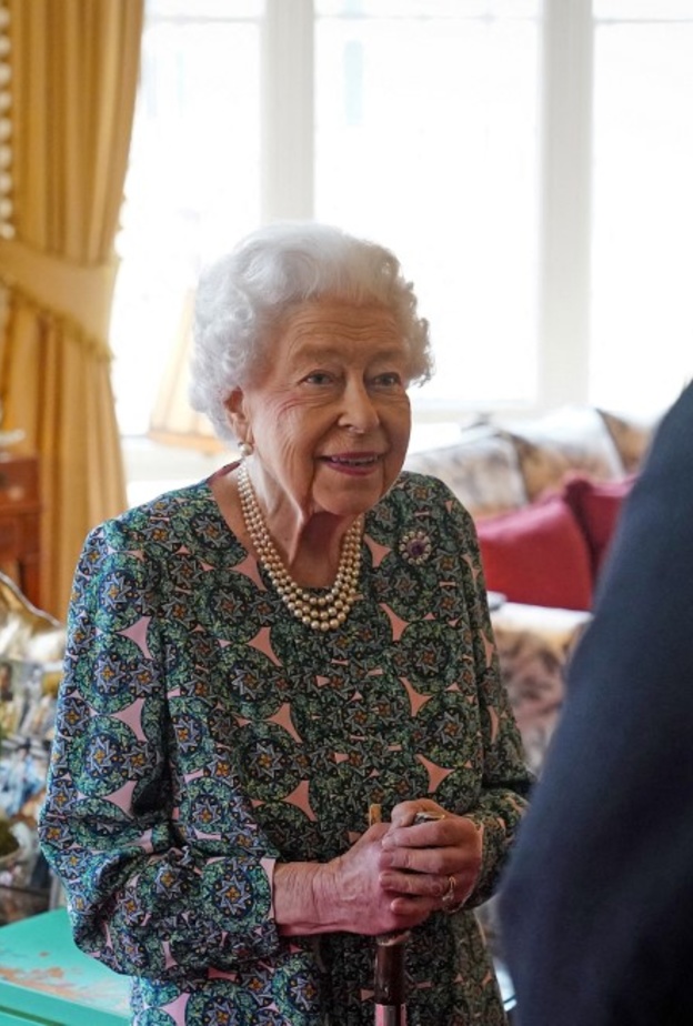 الملكة إليزابيث الثانية في صورة عائلية جديدة مع أحفادها