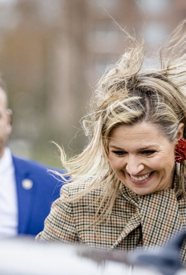 لقطات محرجة للملكة ماكسيما أمام عدسات المصورين بسبب الرياح