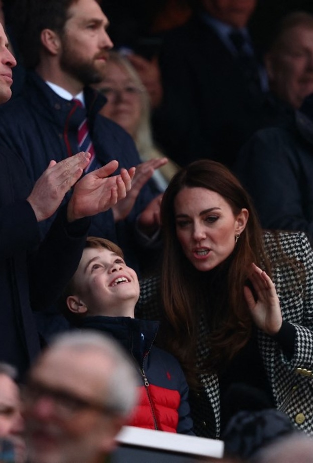 الأمير جورج يتلقى درسًا مبكرًا في فن الدبلوماسية الملكية