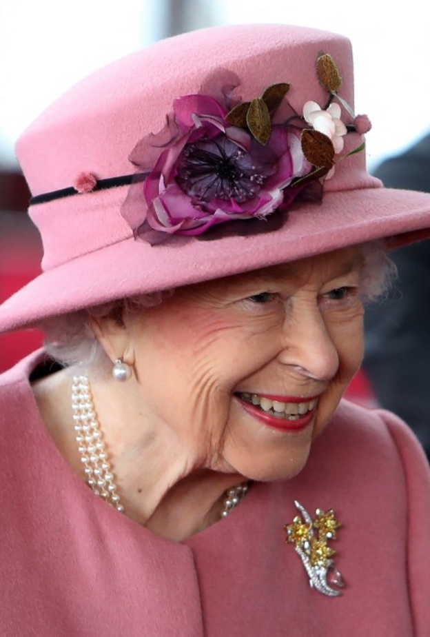 قبعات الملكة إليزابيث الثانية التي ترتديها منذ تتويجها على عرش بريطانيا