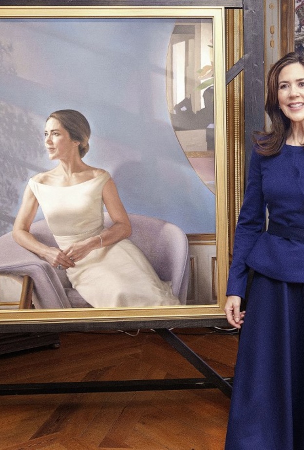 إطلالة الأميرة ماري ملكة الدنمارك بأناقة اللون الكحلي عشية عيد ميلادها