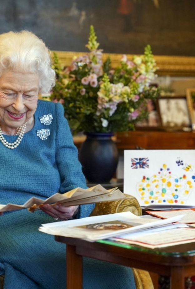 الملكة إليزابيث الثانية تظهر بهدية عيد ميلادها الـ 18