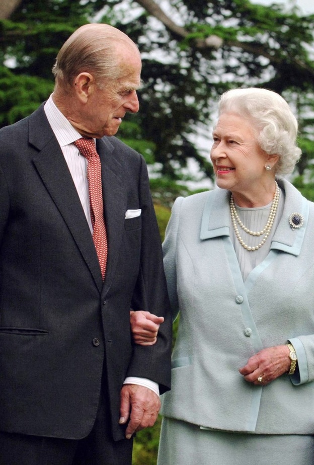 عبر المجوهرات الملكية الأمير فيليب يقدم أجمل رسائل الحب لحبيبته الملكة إليزابيث 