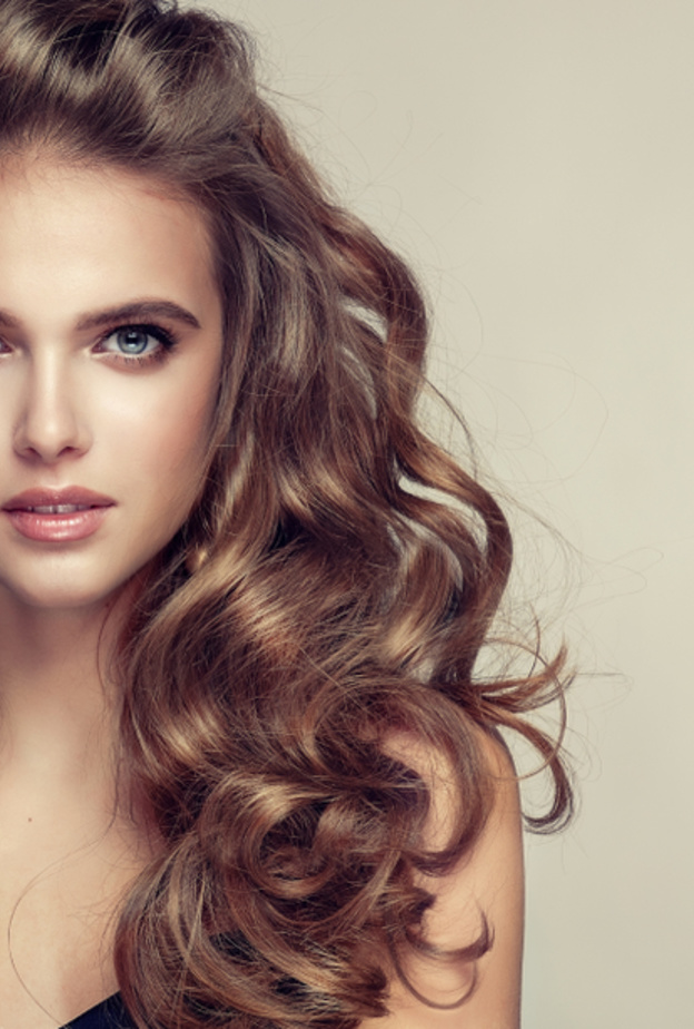 تسريحات شعر طويل ويفي لسهرة عيد الحب