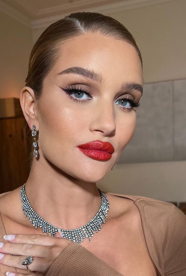 اطلالة روزي هانتينغتن برسمات الايلاينر المجنحة- الصورة من صفحة خبيرة المكياج Nikki_Makeup