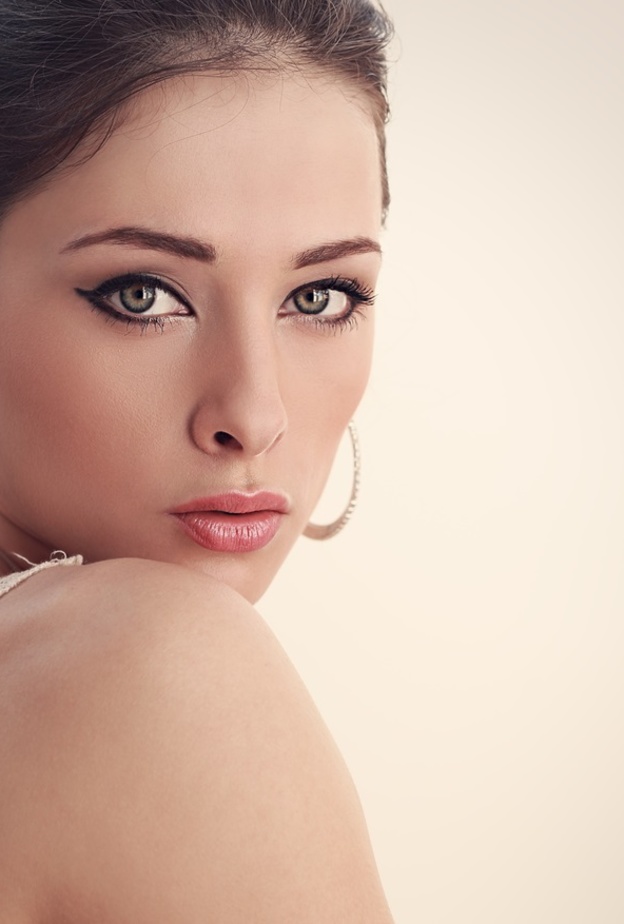 حيل مكياج لتكبير العين بالخطوات وإظهارها مرفوعة بدون عمليات تجميل