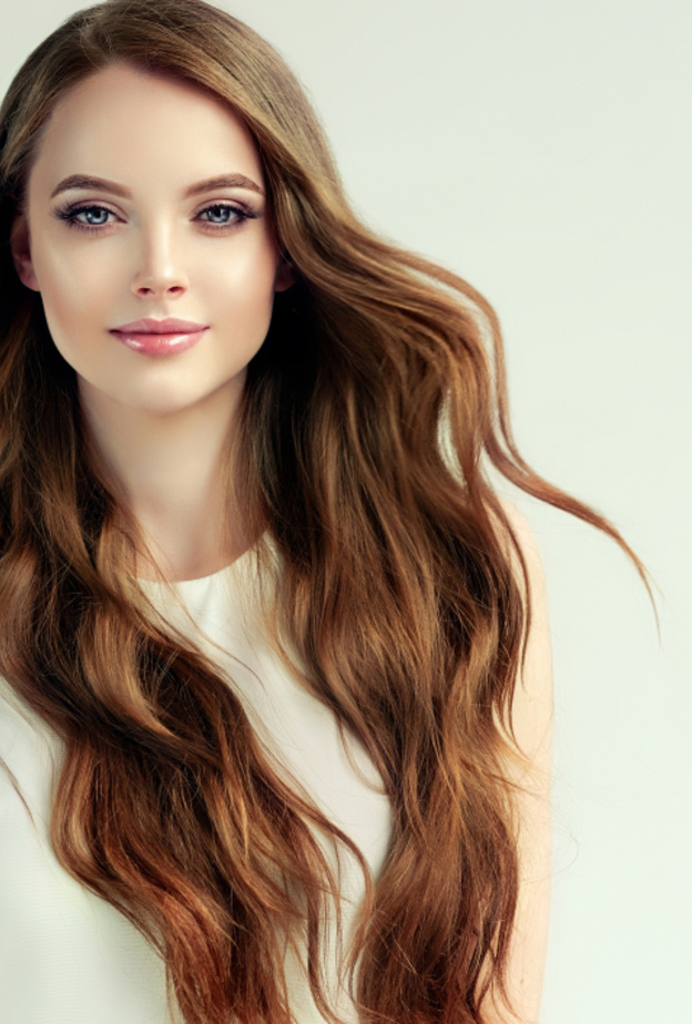 أفضل الطرق والخلطات الطبيعية لتطويل الشعر وفرده