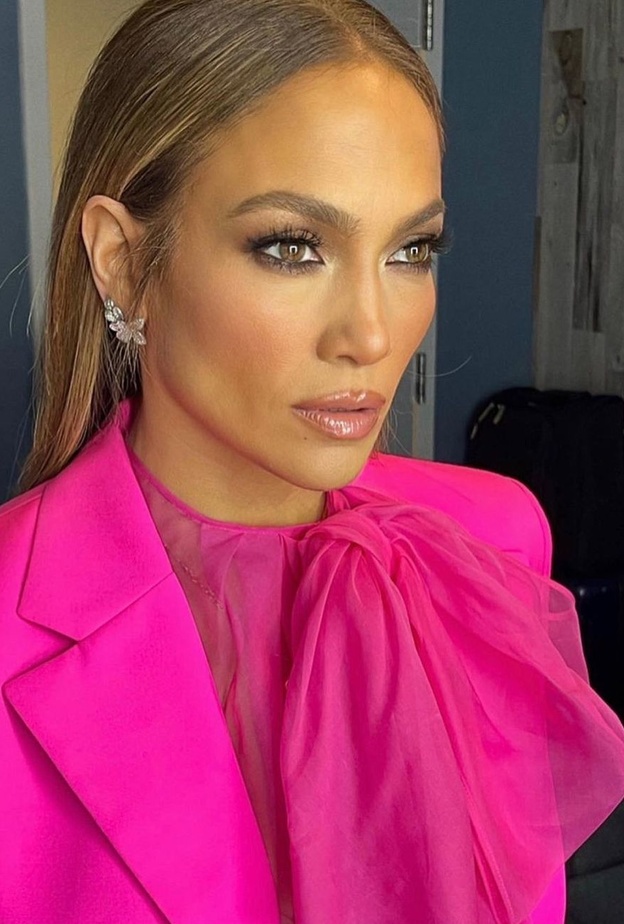 اطلالات جينيفر لوبيز الجمالية بالمكياج الترابي الناعم