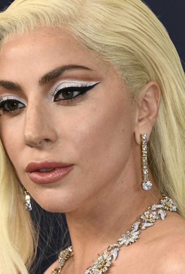 خطوات تطبيق صيحات مكياج قوية على طريقة ليدي غاغا في حفل Awards SAG