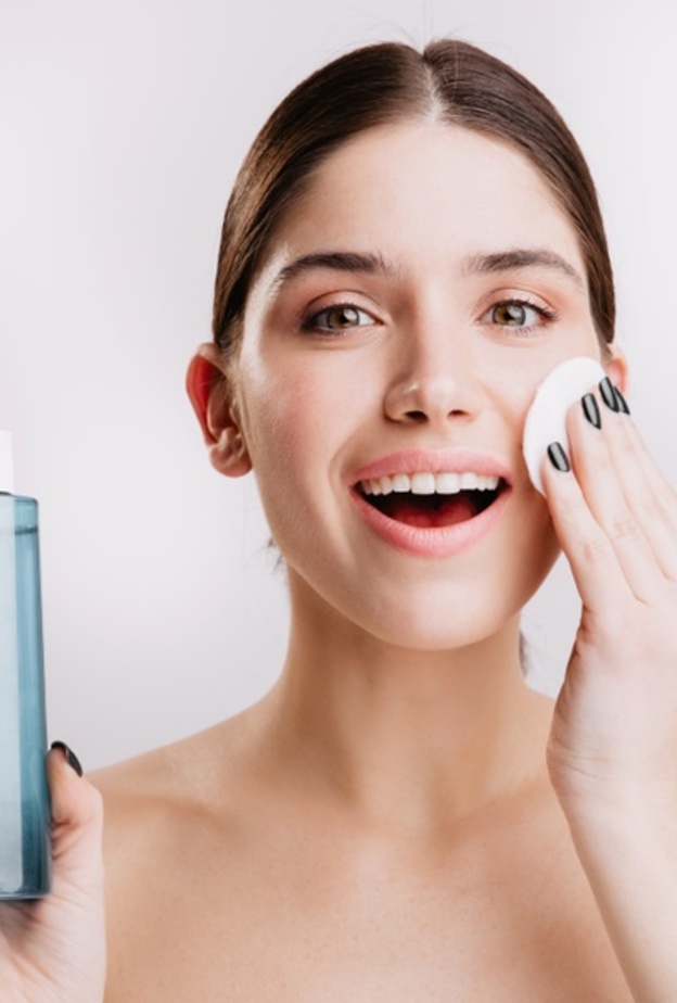 فوائد التونر لكل أنواع البشرة وطرق استخدامه الصحيحة