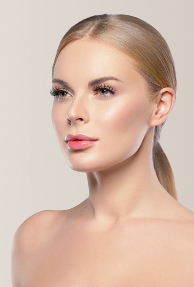 فوائد الفازلين للبشرة قبل النوم وطرق استخدامه