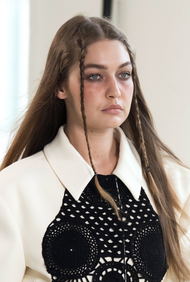 تسريحات شعر بالضفائر الرفيعة من الجهة الامامية من وحي Altuzarra