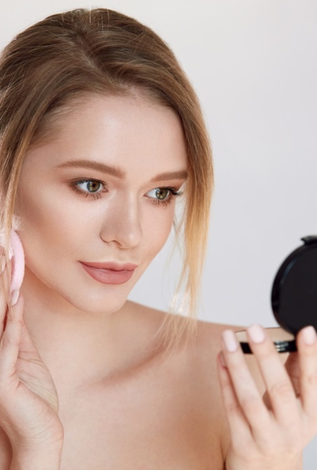 حيل بسيطة لإخفاء الحبوب بالمكياج في يوم الحب 2022