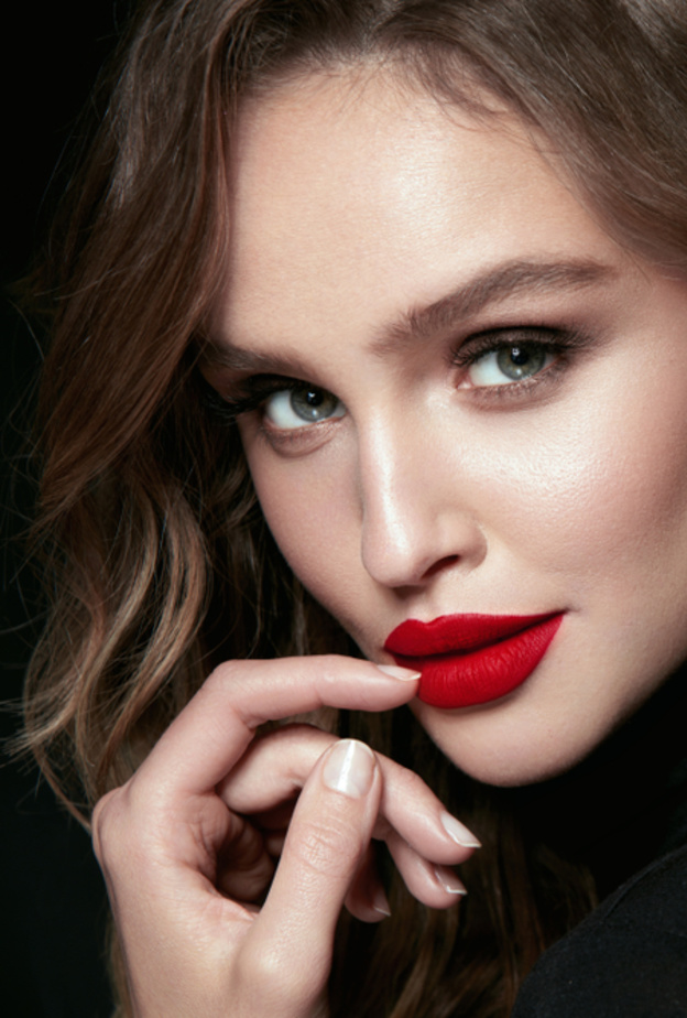 خطوات تطبيق ألوان الروج المناسب ليوم الحب