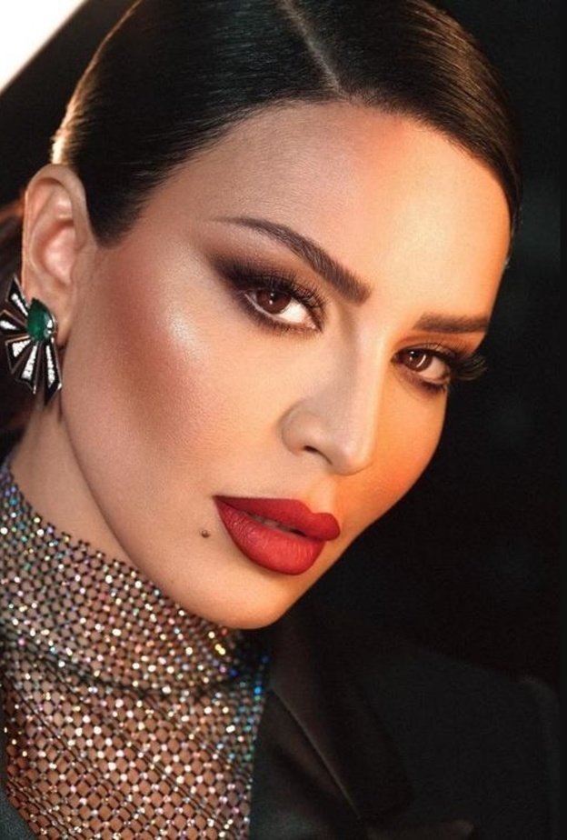 خطوات تكبير رسمة العين بالمكياج 