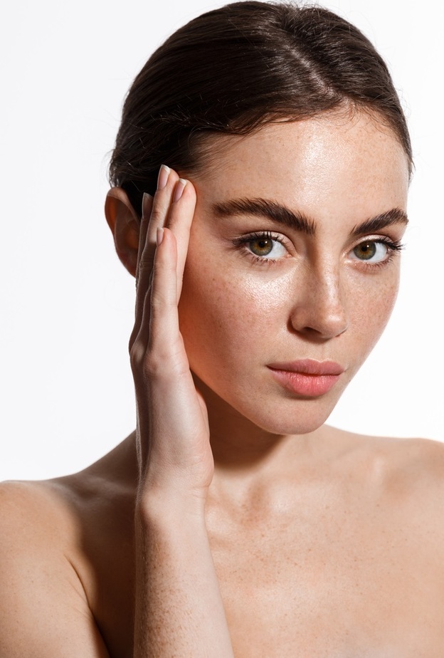 خلطات طبيعية من زيت بذور الكتان لتكثيف الحواجب وتطويل الرموش