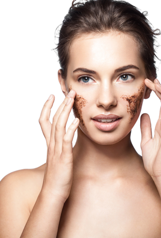 خلطة حبوب الهيل لتقشير البشرة والحفاظ على رطوبتها وضمان شبابها