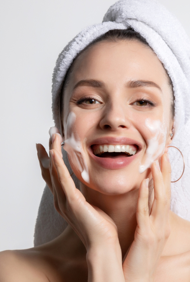 روتين صباحي للعناية بالبشرة قبل الذهاب للعمل بالخطوات