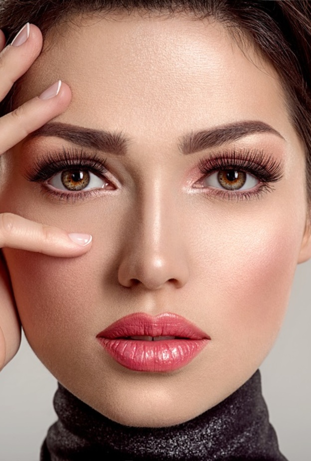 طرق طبيعية وصحية لرفع الرموش في المنزل بعيدًا عن تقنية lash lifting