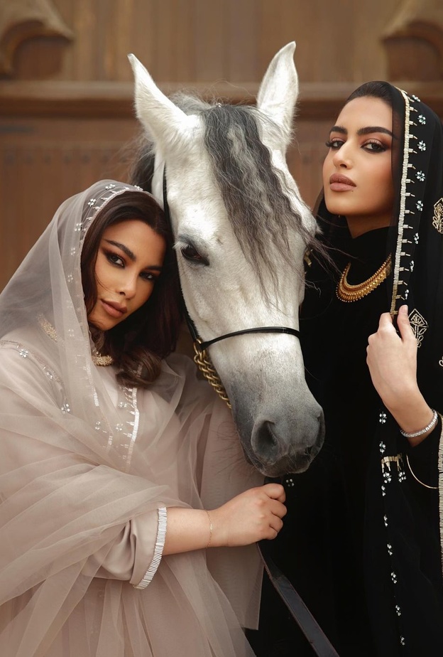 يارا النملة ونورة العيسى في جلسة تصوير خاصة بمناسبة يوم التأسيس