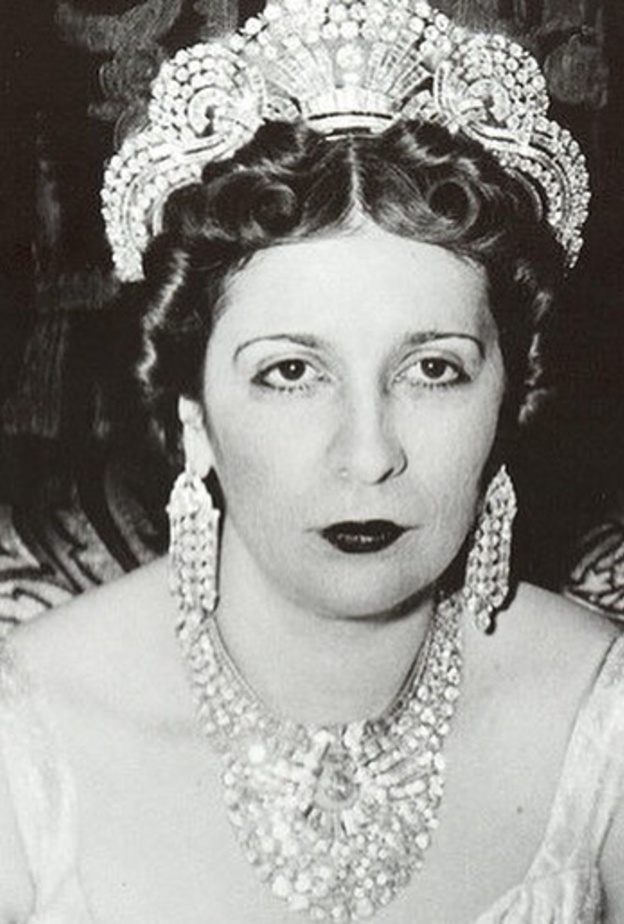 ما هي قصة عقد الملكة نازلي الذي ظهر بعد أكثر من 80 عام؟