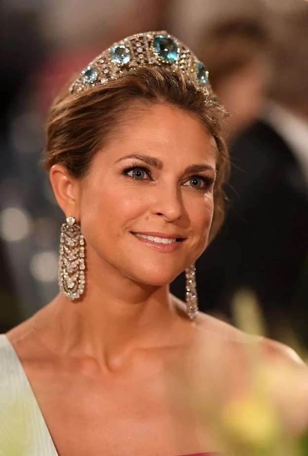 مجوهرات ملكية مرصعة بالأحجار الكريمة بدرجات اللون الأزرق