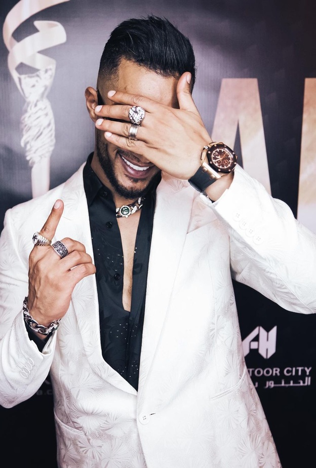 تعليقات النجوم على تنظيف محمد رمضان أسنانه بمعجون أسنان من الذهب