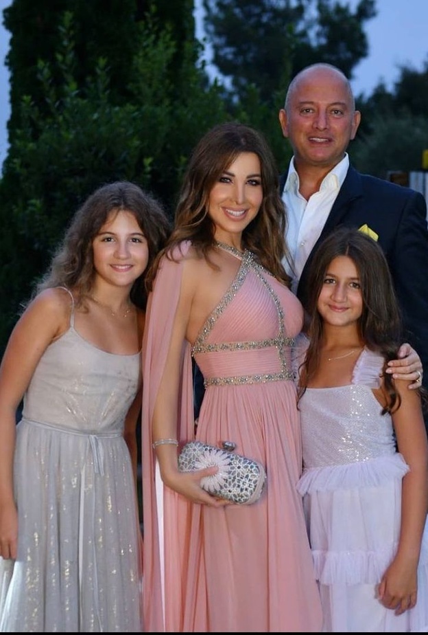 بين إطلالات ميلا وإيلا ..من تتشابه بستايل ملابسها مع والدتهما نانسي عجرم