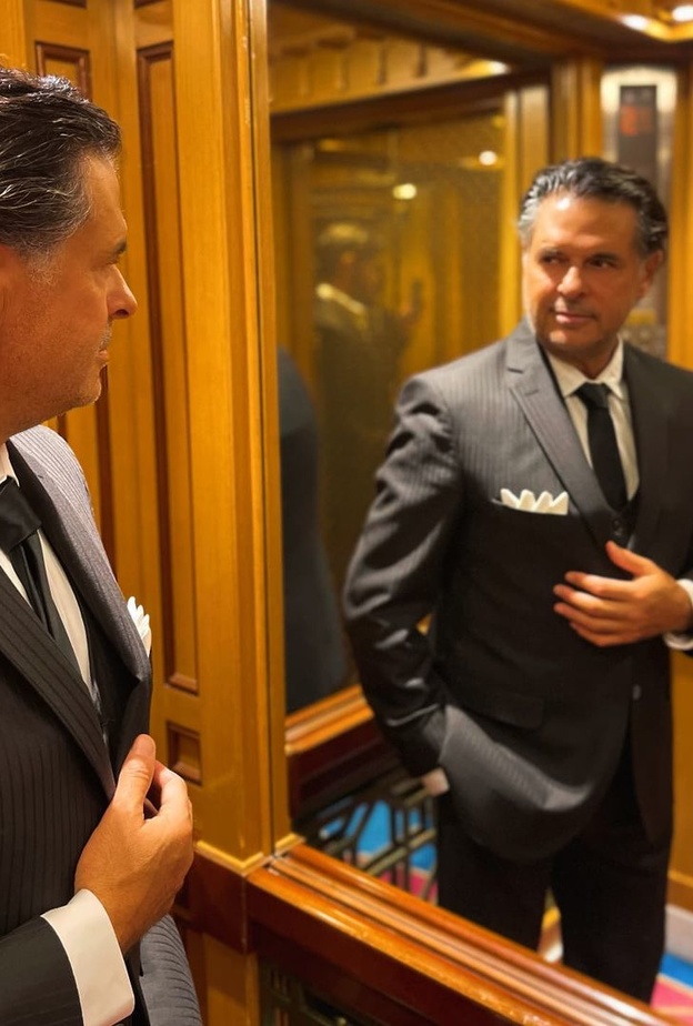 راغب علامة يشعر بالسعادة حينما يطلب منه المعجبين التصوير مع زوجاتهم 