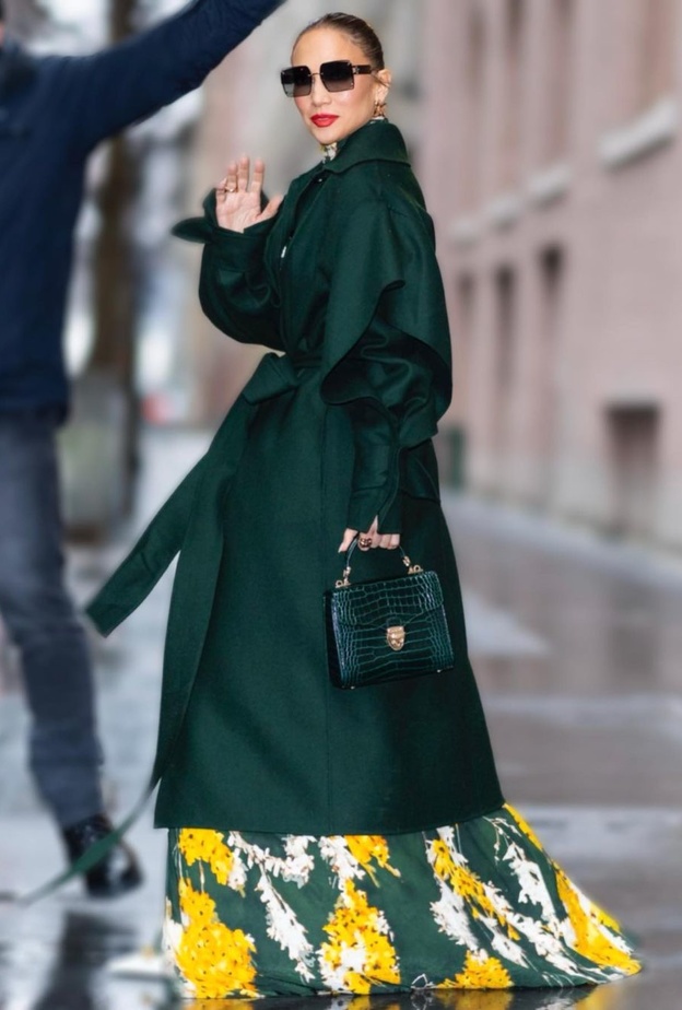 إطلالات جينيفر لوبيز تعيدنا الى موضة الأزياء الفاخرة والكاجوال