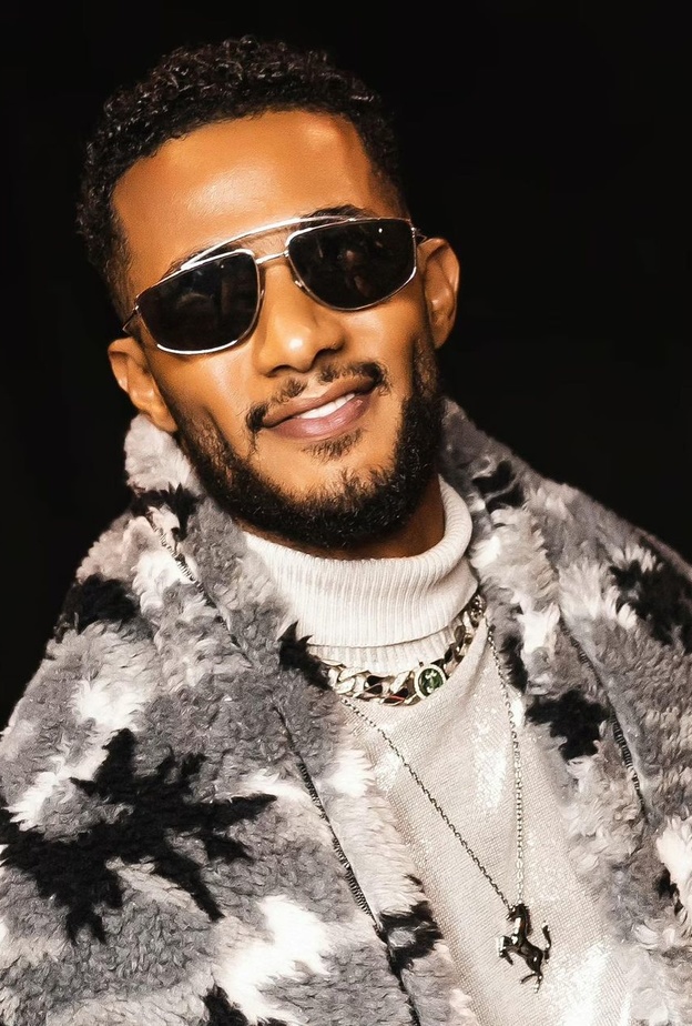 محمد رمضان بفيديو مثير للجدل ..يُنظف أسنانه بمعجون من الذهب!