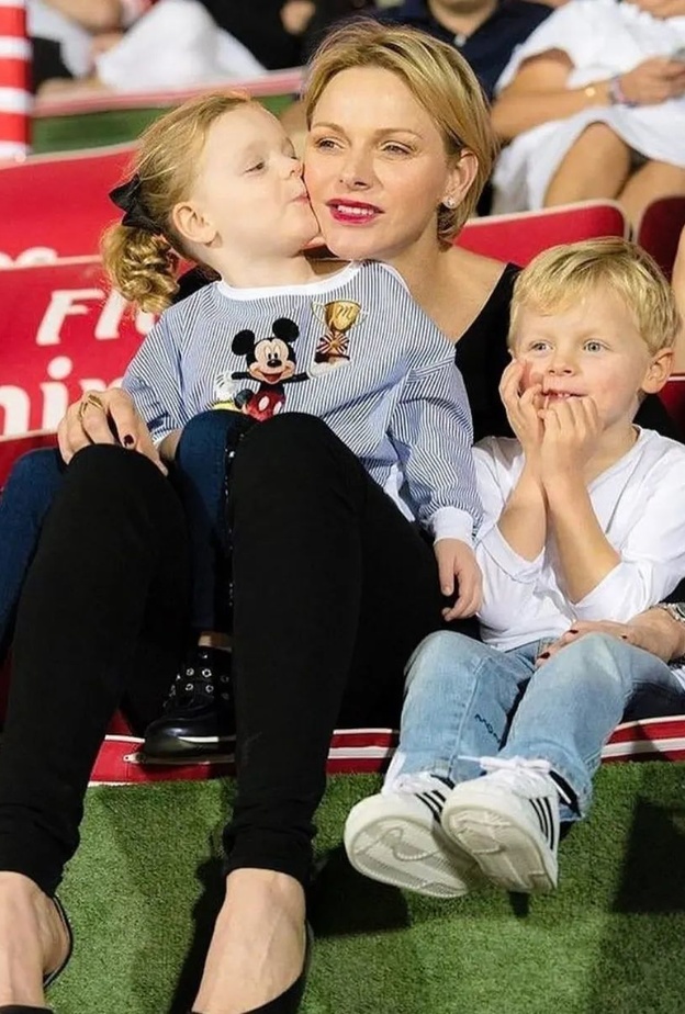 الأمير ألبرت يكشف عن تحديث جديد بشأن الحالة الصحية لزوجته الأميرة تشارلين