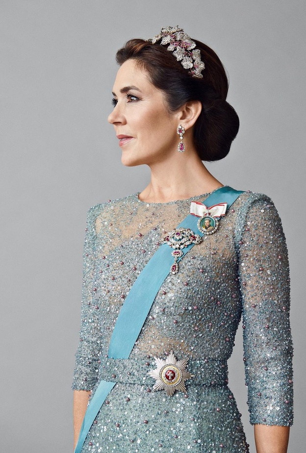 تعرفوا على المجوهرات الفخمة التي ظهرت بها الأميرة ماري في صورها الرسمية