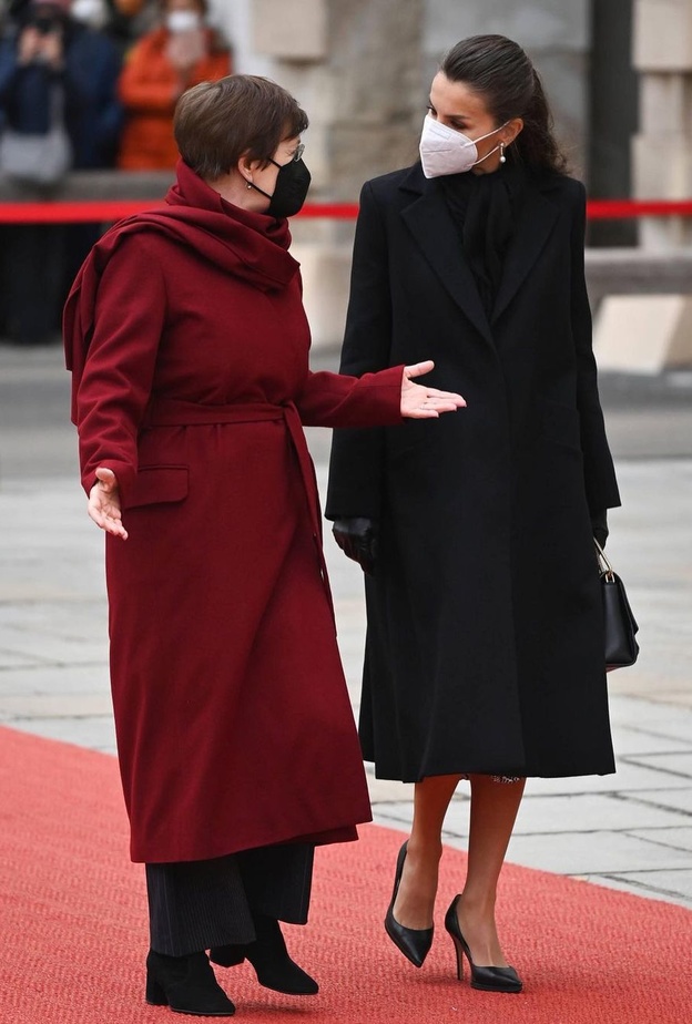 إطلالة ليتيزيا ملكة إسبانيا الأخيرة ساحرة بالملابس الشتوية