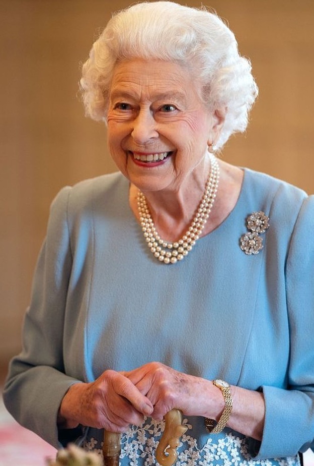 ملكة بريطانيا تظهر بعصا مشي كان يستخدمها زوجها الراحل