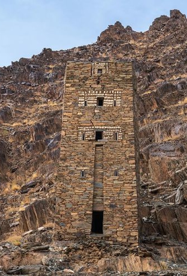 قصور وادي عيا.. فن التكيّف مع الطبيعة الساحرة في عسير