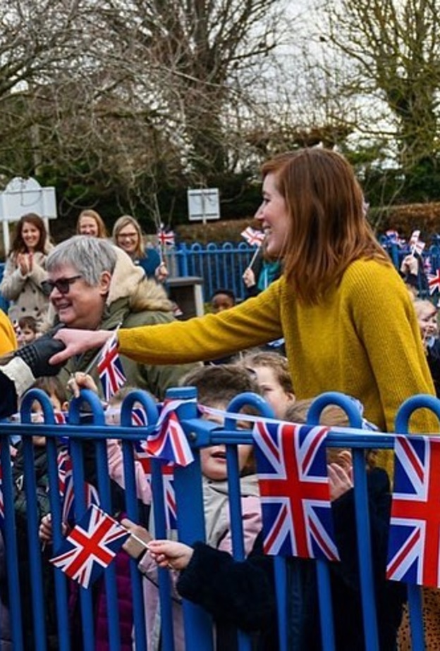 استقبال حافل لكاميلا باركر بالأعلام بعد حصولها على لقب ملكة بريطانيا المستقبلية 