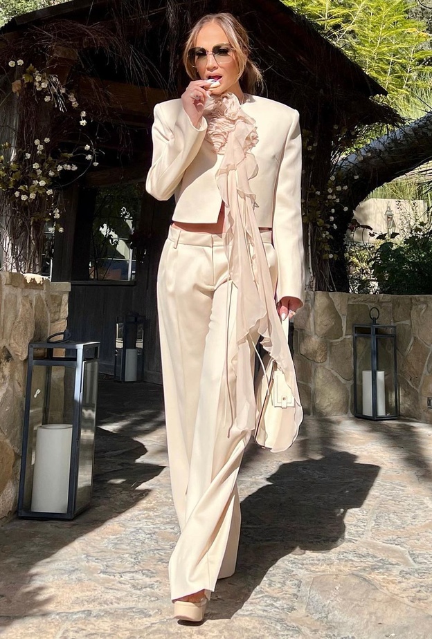 صيحة البدلات الرسمية الفاتحة بأسلوب إطلالات جينيفر لوبيز لربيع 2022