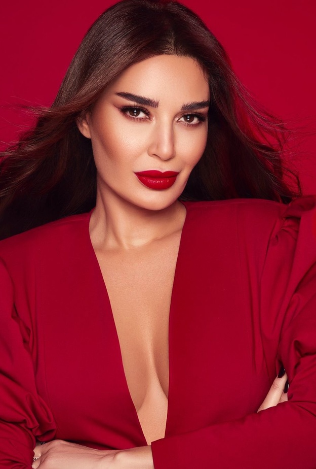 لنجمة اللبنانية سيرين عبد النور بمكياج مبهر مع الشفاه الحمراء