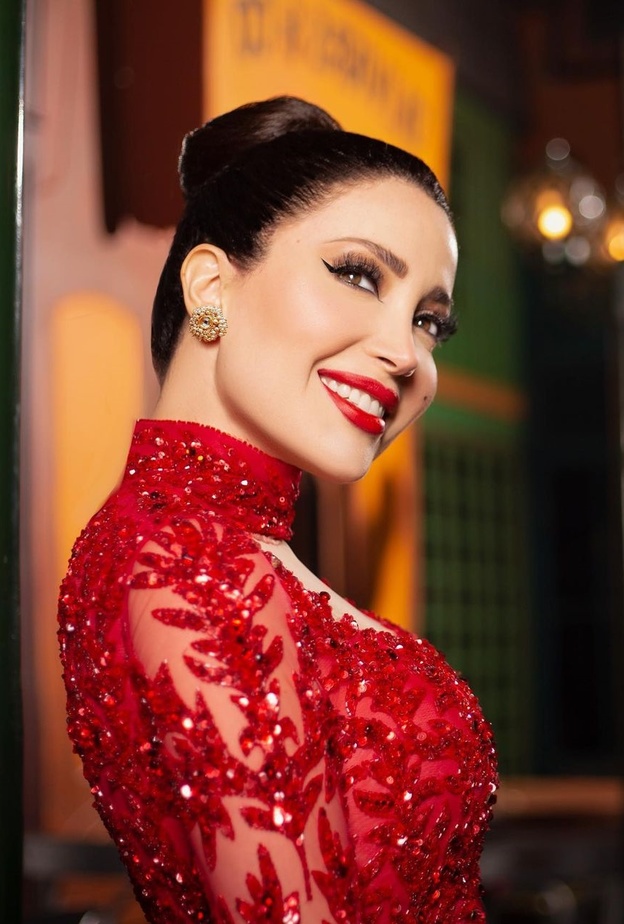 نسرين طافش بمكياج قوي بمناسبة عيد الحب