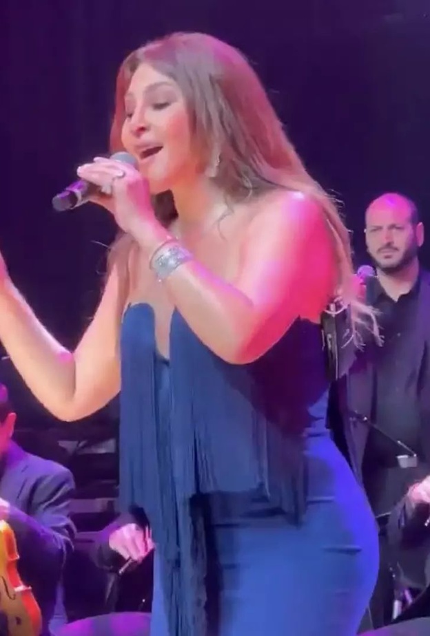 إليسا تتألق بفستان قصير كحلي لافت بأحدث حفلاتها في ستارز أون بورد