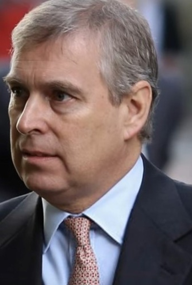 الأمير أندرو قام بزيارة الملكة سرا كل ليلة لمدة أسبوع واعتذر لها ولابنتيه 