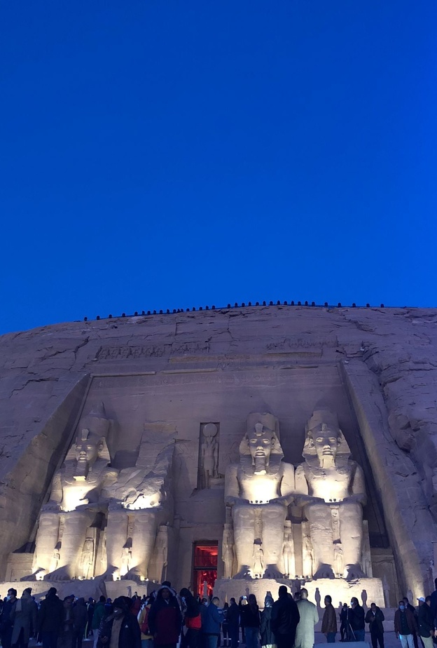 شاهد.. احتفالات تعامد الشمس على وجه رمسيس الثاني في أبوسمبل بمصر بتاريخ مميز
