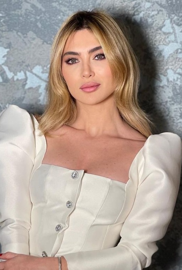 ستيفاني صليبا بإطلالة جمالية ناعمة احتفالا بمسلسلها الجديد