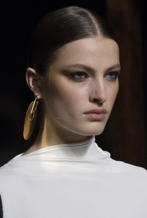 إطلالات جمالية دافئة لربيع 2022