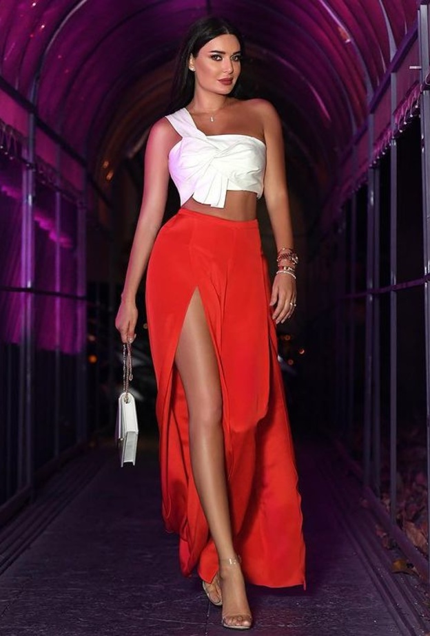 سيرين عبدالنور بإطلالة ساحرة نسقت فيها تنورة حمراء مع كروب توب باللّون الأبيض