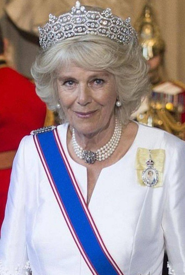 دوقة كورنوال سترتدي تاج الملكة الأم الذي لا يقدر بثمن في مراسم تتويج زوجها ملكا للبلاد