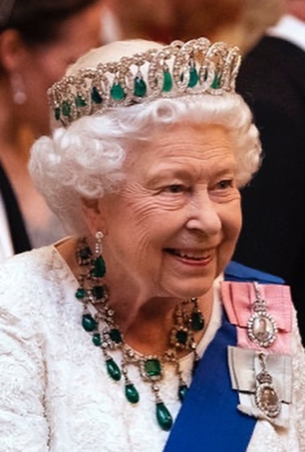 مجوهرات إليزابيث الثانية ملكة بريطانيا المرصعة ببريق الأحجار الكريمة